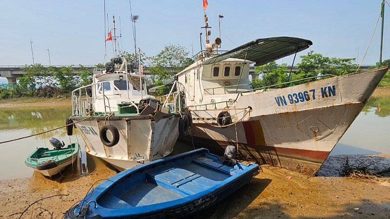 Hai tàu kiểm ngư đang phải nằm bờ gần một tháng nay.