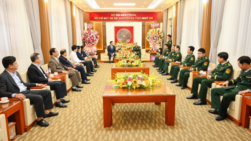 Đại tá Lê Như Cương, Chính ủy Bộ đội Biên phòng tỉnh Nghệ An tiếp Đoàn công tác Tỉnh ủy, Hội đồng nhân dân, Ủy ban nhân dân, Ủy ban Mặt trận Tổ quốc Việt Nam tỉnh Nghệ An đến thăm, chúc mừng. 
