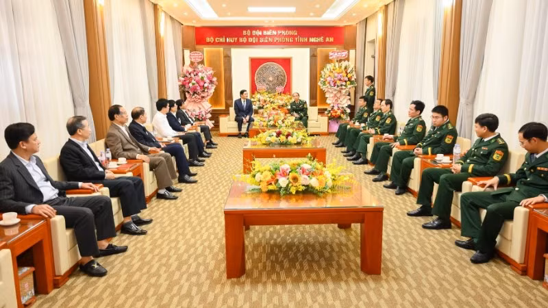Đại tá Lê Như Cương, Chính ủy Bộ đội Biên phòng tỉnh Nghệ An tiếp Đoàn công tác Tỉnh ủy, Hội đồng nhân dân, Ủy ban nhân dân, Ủy ban Mặt trận Tổ quốc Việt Nam tỉnh Nghệ An đến thăm, chúc mừng. 