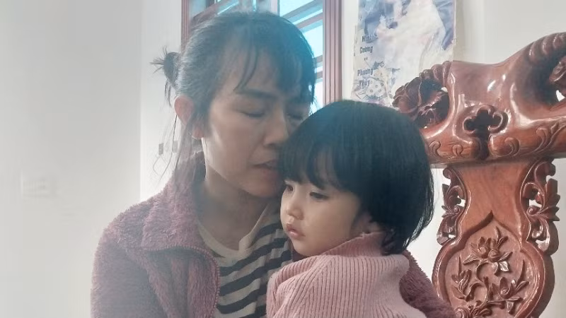 Chị Phạm Thị Thủy (vợ thuyền viên Nguyễn Văn Cương) hy vọng “phép màu” sẽ đến với chồng mình và các ngư dân.