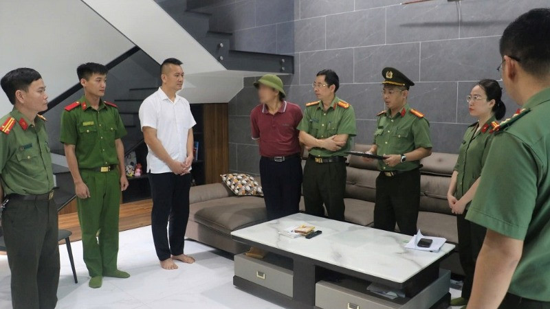 Cơ quan An ninh điều tra, Công an tỉnh Nghệ An đọc Lệnh giữ người trong trường hợp khẩn cấp đối với Tôn Quý Hòa. (Ảnh: CANA)