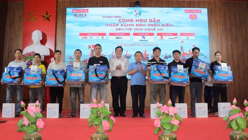Ông Nguyễn Văn Đệ, Phó Chủ tịch Ủy ban nhân dân tỉnh Nghệ An và ông Nguyễn Thái Bình, Phó Tổng Biên tập báo Pháp luật Thành phố Hồ Chí Minh, Trưởng Ban tổ chức chương trình “Cùng ngư dân thắp sáng đèn trên biển” trao tặng các phần quà cho ngư dân.
