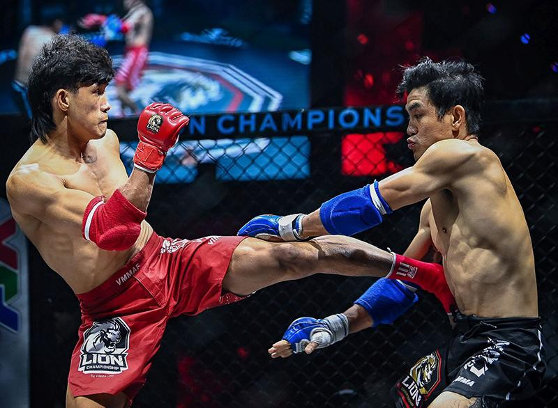 Nguyễn Trần Duy Nhất (bên trái) gây ấn tượng khi giành chiến thắng áp đảo.