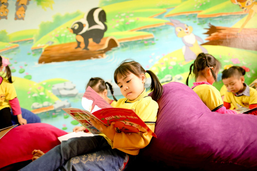 Giáo dục trẻ qua trang sách. Ảnh: unicef việt nam