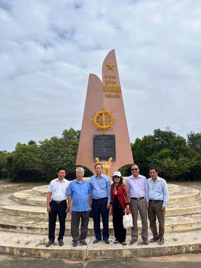 Đoàn trước bia kỷ niệm các liệt sĩ trong các Đoàn tàu không số ở B22 Trà Vinh.