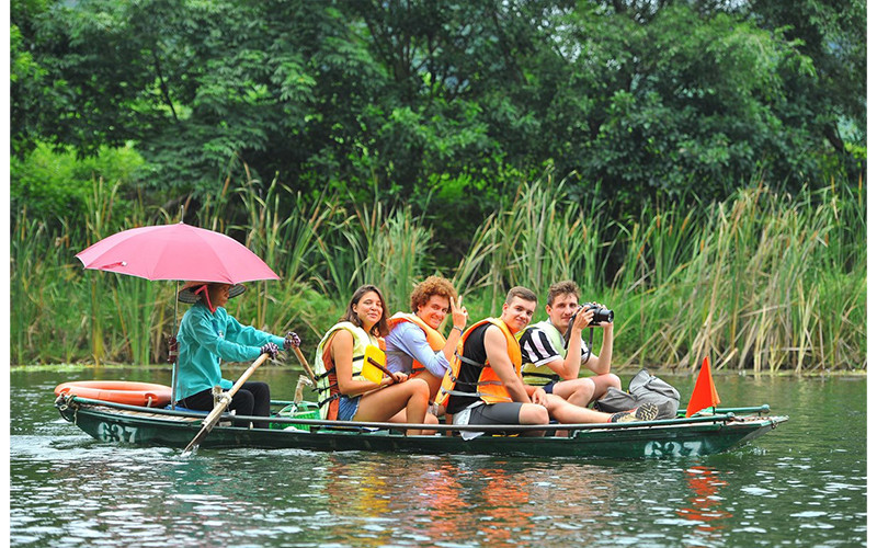 Du khách trong và ngoài nước tham quan khu du lịch Tràng An. Ảnh: MINH ĐỨC