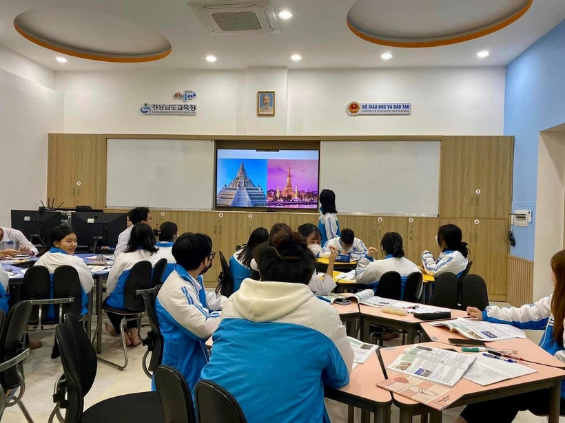 Một tiết học của Trung tâm Giáo dục thông minh Gyeongsangnam (thí điểm tại Trung tâm giáo dục thường xuyên thành phố Hải Phòng). Ảnh: LINH CẦM