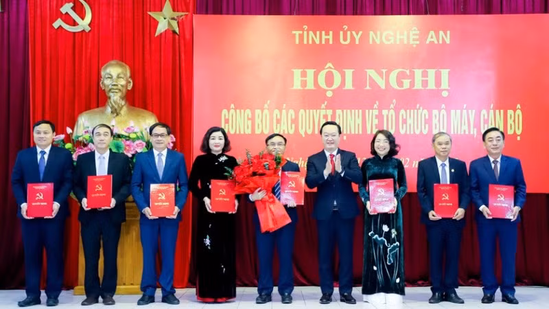 Bí thư Tỉnh ủy Nghệ An Nguyễn Đức Trung trao quyết định phân công nhiệm vụ Trưởng ban và các Phó trưởng Ban Tuyên giáo và Dân vận Tỉnh ủy. (Ảnh: PHẠM BẰNG)