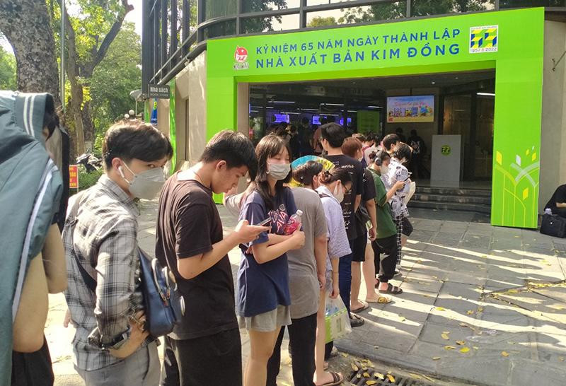 Bạn đọc xếp hàng đợi mua truyện tranh Nhật Bản Chú thuật hồi chiến của Nhà xuất bản Kim Đồng. Ảnh: CTV