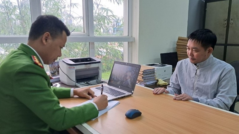 Đối tượng Lưu Khắc Tùng tại Cơ quan Công an. (Ảnh: Công an Nghệ An cung cấp)