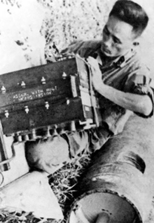 Đại đội phó Trương Thế Hùng tìm cách vô hiệu quả thủy lôi MK-52 đầu tiên tại huyện Nam Đàn (Nghệ An) tháng 3/1967. Ảnh tư liệu