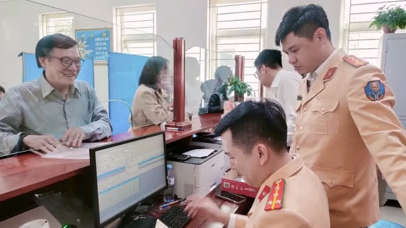 Công an tỉnh Nghệ An tăng cường lực lượng túc trực tại điểm tiếp công dân. (Ảnh: CANA)