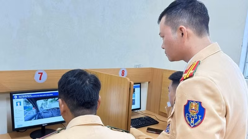 Tập huấn nghiệp vụ sát hạch viên cho lực lượng Cảnh sát giao thông.