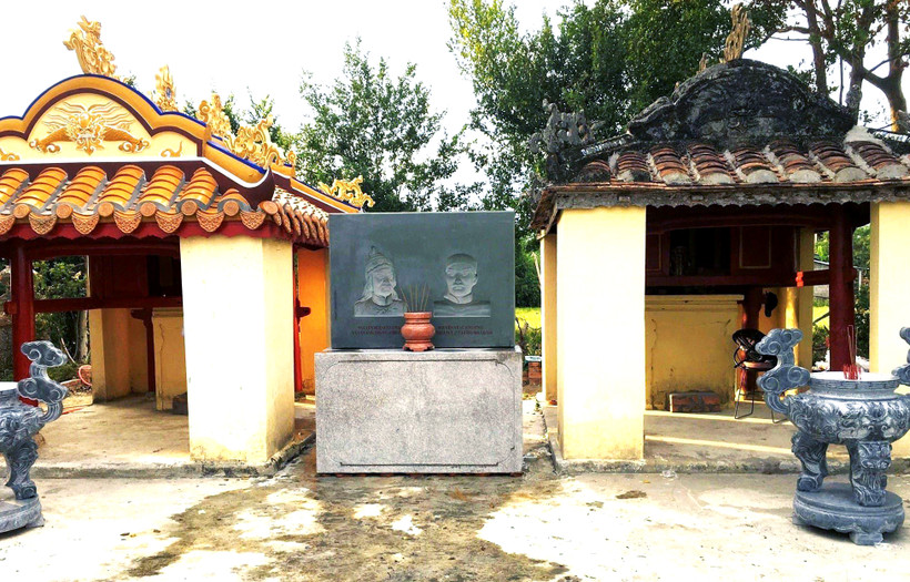 Phù điêu mới được đưa vào Miếu Đôi làng Dã Lê Chánh.