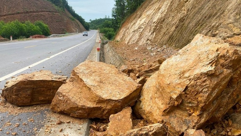 Hiện trường sạt lở vách núi trên tuyến Quốc lộ 7C, đoạn qua xã Giang Sơn Đông, huyện Đô Lương vào ngày 12/5. (Ảnh: VĂN TRƯỜNG)