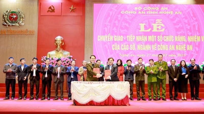 Thiếu tướng Bùi Quang Thanh, Giám đốc Công an tỉnh Nghệ An cùng đại diện lãnh đạo các sở, ngành, địa phương ký biên bản bàn giao chức năng, nhiệm vụ. (Ảnh: CÔNG AN NGHỆ AN)