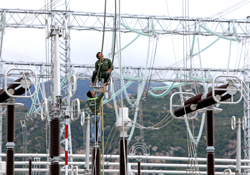 Đường dây 500 kV do tư nhân đầu tư đang được đấu nối vào trạm 500 kV Vĩnh Tân do EVNNPT quản lý, vận hành. Ảnh: Mai Hà