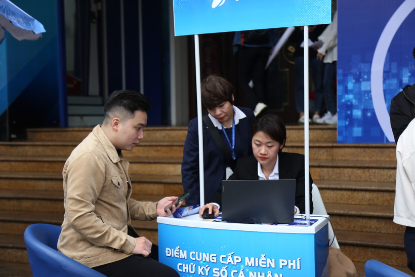 VNPT tổ chức điểm lưu động hỗ trợ cung cấp chữ ký số miễn phí.