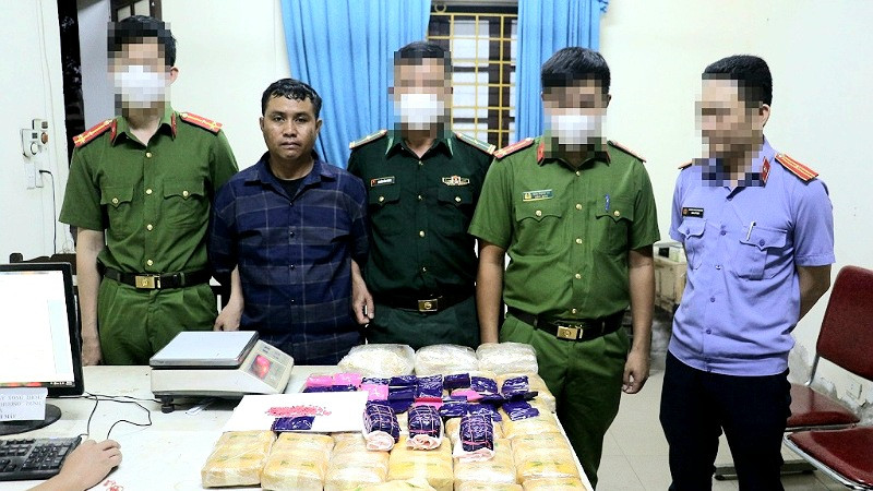 Đối tượng Xayyasone Xay cùng số ma túy bị bắt giữ. (Ảnh: Công an Nghệ An cung cấp)