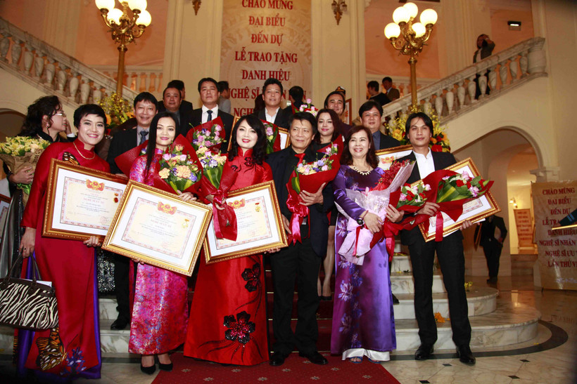 Nghệ sĩ Nhà hát Ca, Múa, Nhạc Việt Nam nhận danh hiệu Nghệ sĩ Nhân dân, Nghệ sĩ Ưu tú. Ảnh: Xuân Trần