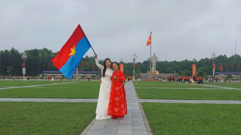 Người dân chụp ảnh, lưu lại khoảnh khắc đầy tự hào trong những ngày tháng Tư lịch sử của dân tộc.