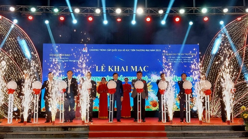 Các đại biểu nhấn nút khai mạc Hội chợ.