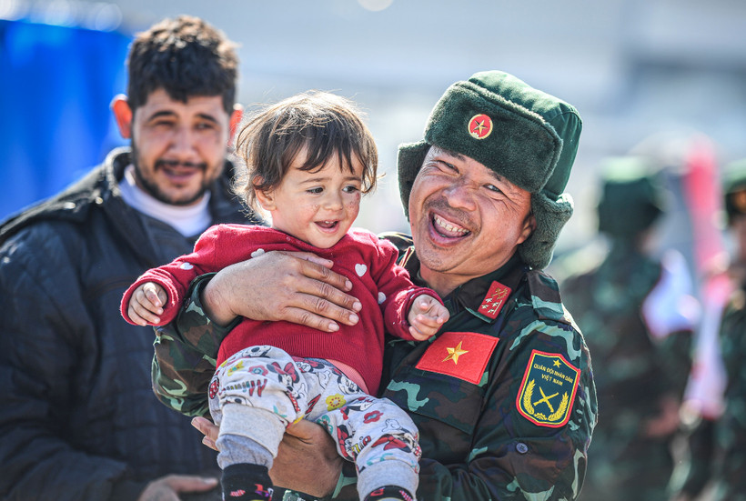 Chiến sĩ Quân đội nhân dân Việt Nam tham gia cứu hộ tại "điểm nóng" Thổ Nhĩ Kỳ. Ảnh: THÀNH ĐẠT