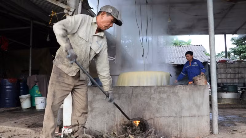 Mật được nấu bằng phương pháp thủ công, đòi hỏi sự tỉ mỉ, chuyên tâm và kiên nhẫn.