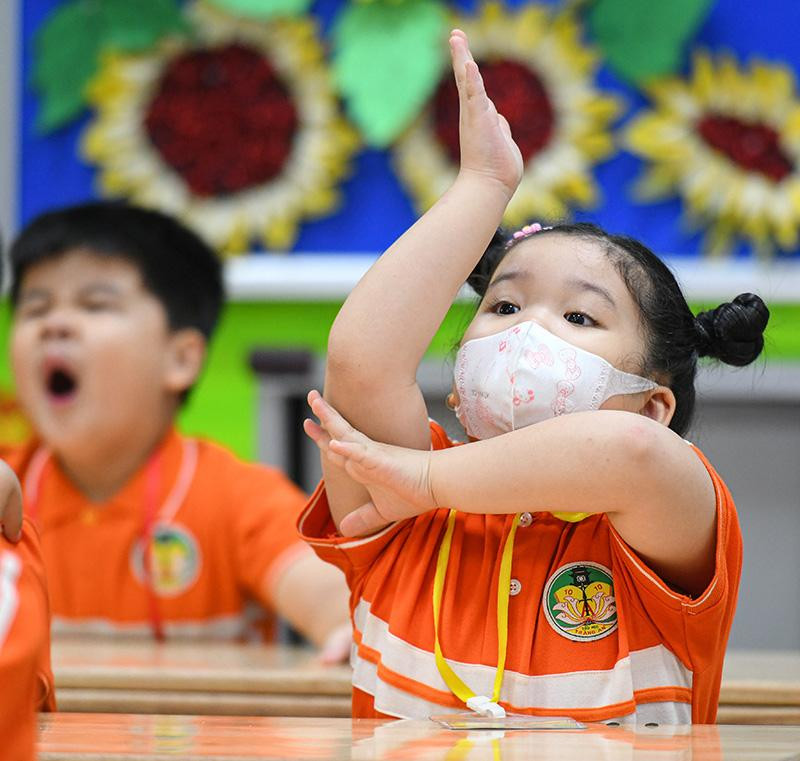 Học sinh lớp 1 Trường tiểu học Tràng An, năm học 2022-2023, trong ngày đầu đến lớp. Ảnh: Thành Đạt 