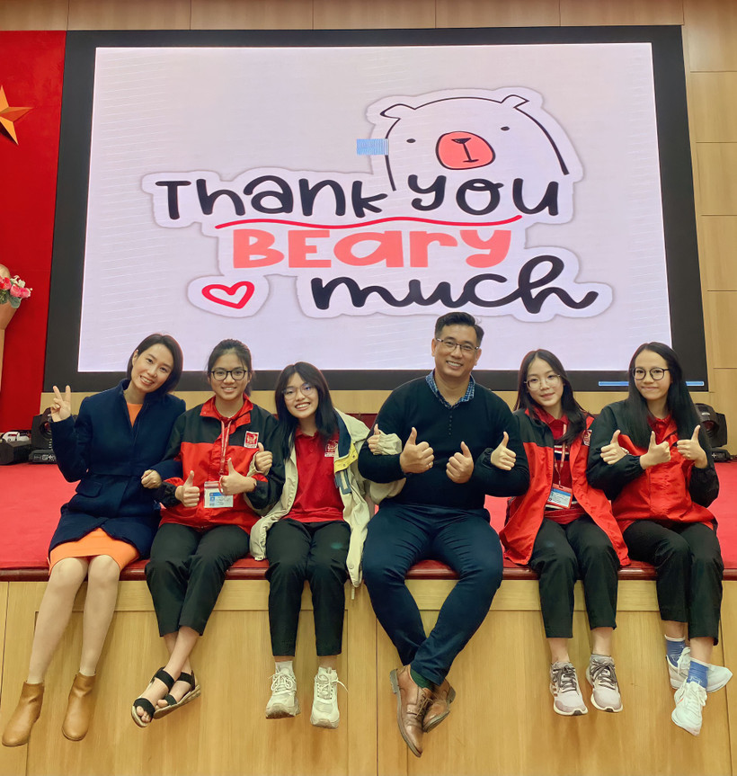 Tác giả (thứ ba, phải sang) cùng một số học sinh xuất sắc của Trường THPT Chuyên Khoa học Xã hội và Nhân văn trong chương trình đào tạo "Thủ lĩnh truyền thông Trẻ".