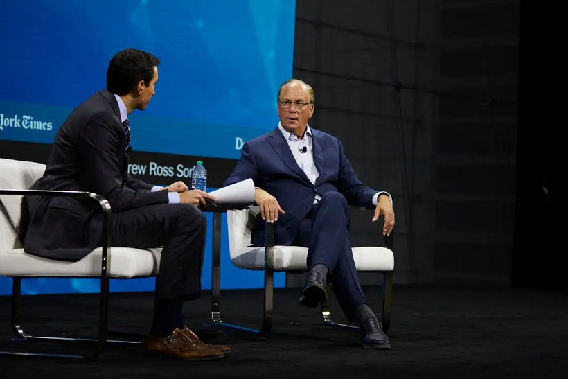 Larry Fink (bên phải) chia sẻ trong Hội nghị cấp cao DealBook.