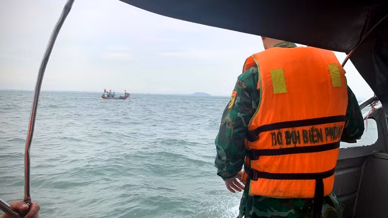 Lực lượng Biên phòng tỉnh Nghệ An và người dân đang tổ chức tìm kiếm 2 ngư dân mất tích.