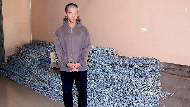 Đối tượng Nguyễn Cao Siêu và tang vật bị bắt giữ (Ảnh: Công an Nghệ An cung cấp).