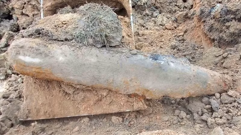 Quả bom có ký hiệu MK-82, đường kính 20cm, dài 155cm, nặng khoảng 340kg, còn nguyên kíp nổ. Ảnh: TRỌNG KIÊN