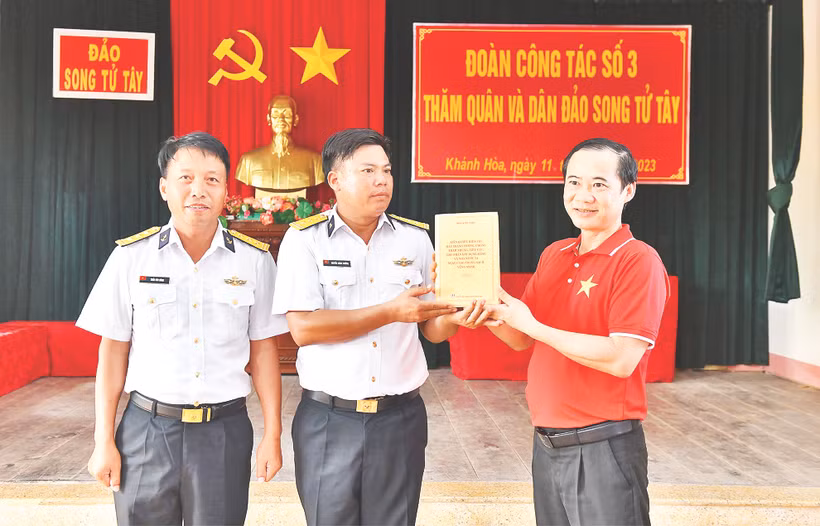 Đồng chí Nguyễn Thái Học, Phó Trưởng Ban Nội chính Trung ương trao tặng sách của Tổng Bí thư Nguyễn Phú Trọng cho cán bộ, chiến sĩ đảo Song Tử Tây. 