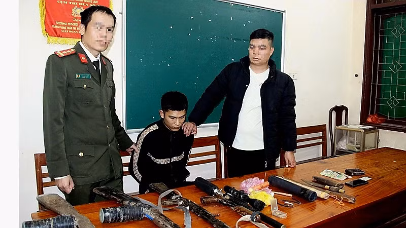 Đối tượng Kim Văn Huy (giữa) và tang vật bị bắt giữ tại cơ quan Công an (Ảnh: Công an Nghệ An cung cấp).