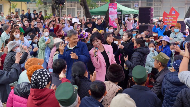 Ca sĩ Thái Thùy Linh giao lưu cùng các bệnh nhân.