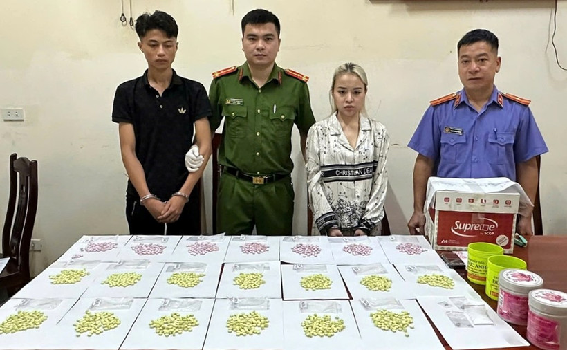 Đối tượng Lê Tiến Đức và Nguyễn Thị Thương cùng tang vật ma túy thu giữ. (Ảnh: CÔNG AN NGHỆ AN)