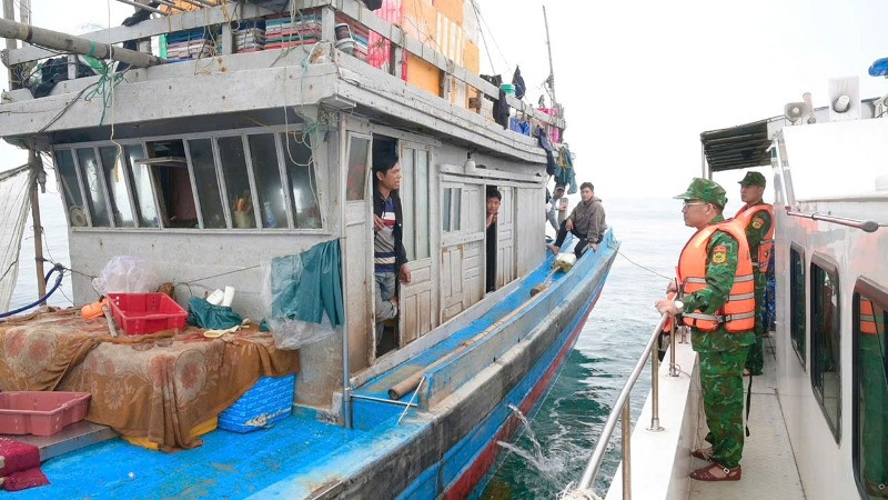 Đoàn công tác Bộ đội Biên phòng tỉnh Nghệ An tuyên truyền cho ngư dân thực hiện đúng quy định khi khai thác hải sản trên biển.