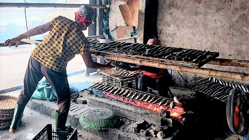 Các lò nướng đỏ lửa từ sáng sớm.