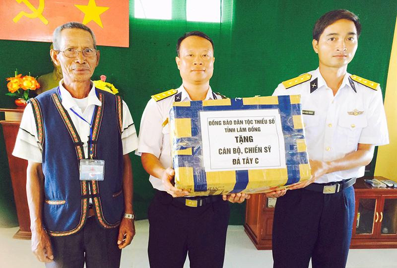 Già làng Tou Prong Dzung (bên trái) trong chuyến thăm vùng biển, đảo thiêng liêng của Tổ quốc năm 2014.