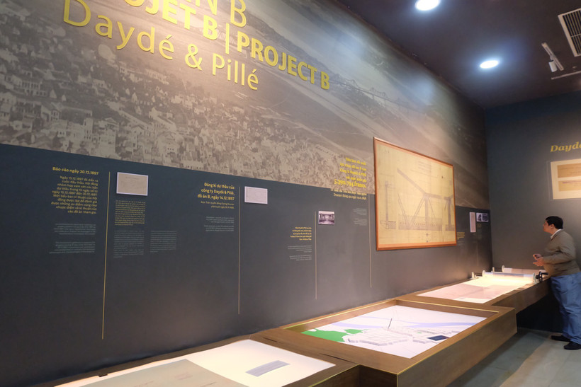 Triển lãm Cầu Long Biên-chứng nhân lịch sử do Trung tâm Lưu trữ quốc gia I và Viện Viễn đông Bác cổ Pháp tại Hà Nội phối hợp tổ chức. Ảnh: THỦY LÊ