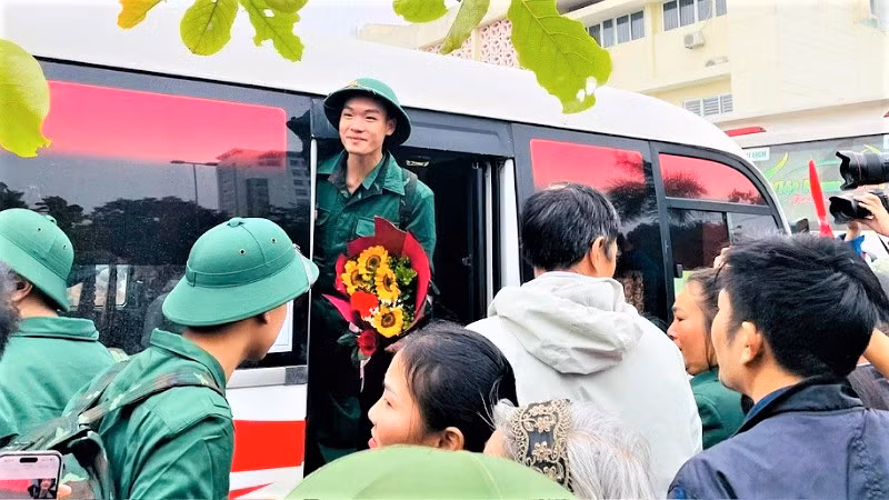 Các thanh niên lên đường làm nghĩa vụ quân sự vào sáng 26/2/2024.
