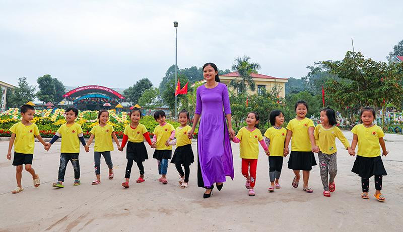 Nhà giáo cần được giảm bớt những công việc ngoài chuyên môn, để có thể chuyên tâm cho việc dạy học. Ảnh: Thành Đạt