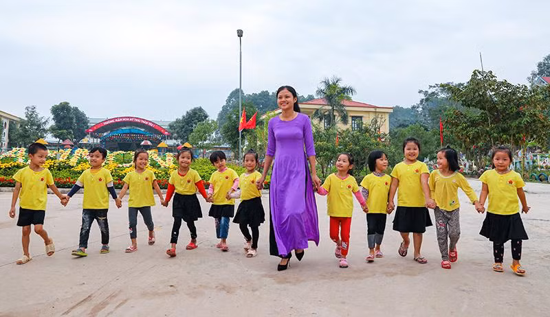 Nhà giáo cần được giảm bớt những công việc ngoài chuyên môn, để có thể chuyên tâm cho việc dạy học. Ảnh: Thành Đạt