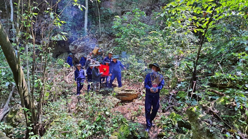 Cán bộ, nhân viên Đội quy tập, Bộ Chỉ huy Quân sự tỉnh Nghệ An di chuyển hài cốt liệt sĩ về nơi thờ tự. (Ảnh: Đội quy tập cung cấp)