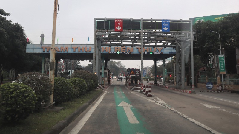 Cầu Bến Thủy 1 bắc qua sông Lam, nối Quốc lộ 1A qua thành phố Vinh (tỉnh Nghệ An) và huyện Nghi Xuân (tỉnh Hà Tĩnh). (Trong ảnh: Trạm thu phí BOT Bến Thủy 1)