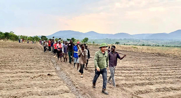 Từ "quê lúa" Thái Bình, anh Đông cùng đồng đội mang ấm no đến cho người dân Angola. Ảnh: NVCC
