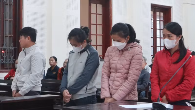 Các bị cáo Đặng Văn Thành, Trần Thị Ngọc Hà, Trần Thị Hà Phương, Nguyễn Thị Phương Thảo tại phiên tòa sơ thẩm.
