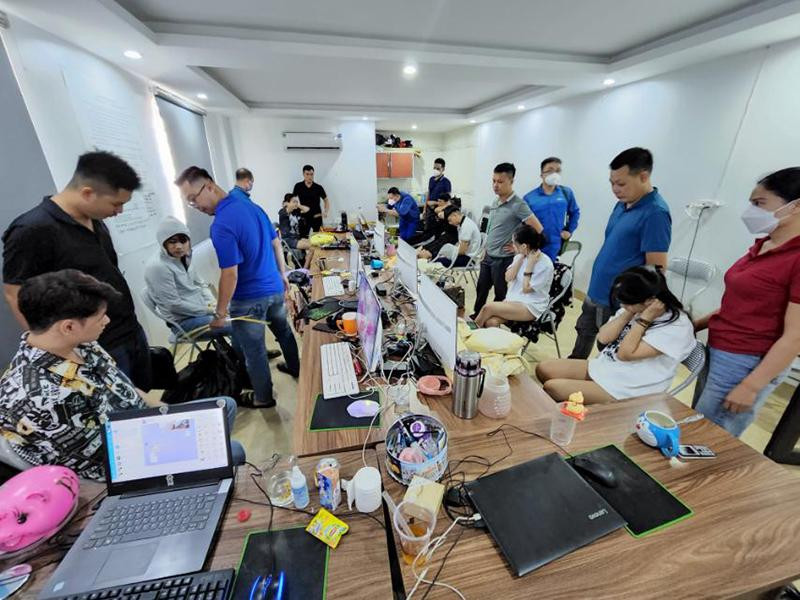Hiện trường một vụ lừa đảo sử dụng công nghệ cao bị lực lượng Công an triệt phá gần đây. Ảnh: A05 cung cấp